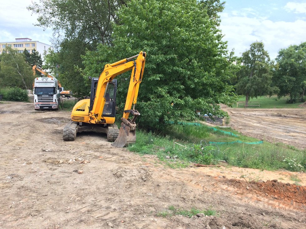 Revitalizace přírodního koupaliště Lhotka je v plném proudu.