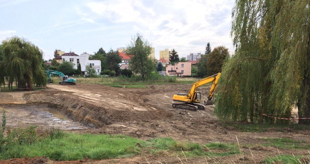 Těžká technika ve Lhotce hloubí celkem tři bazény.