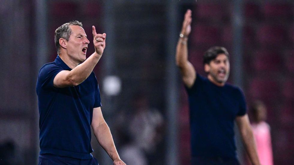Zleva trenér Brian Priske ze Sparty a trenér Paulo Fonseca z Lyonu