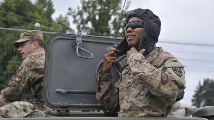 Příslušník americké armády zkoumá ukrajinskou techniku