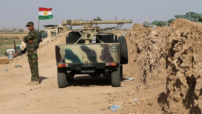 Příslušník kurdských jednotek pešmerga hlídkuje u hranic kurdských oprovincií na severu Iráku