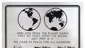 Na tomto místě člověk z planety Země poprvé vstoupil na Měsíc. Červenec 1969. „Přicházíme v míru všeho lidstva.“