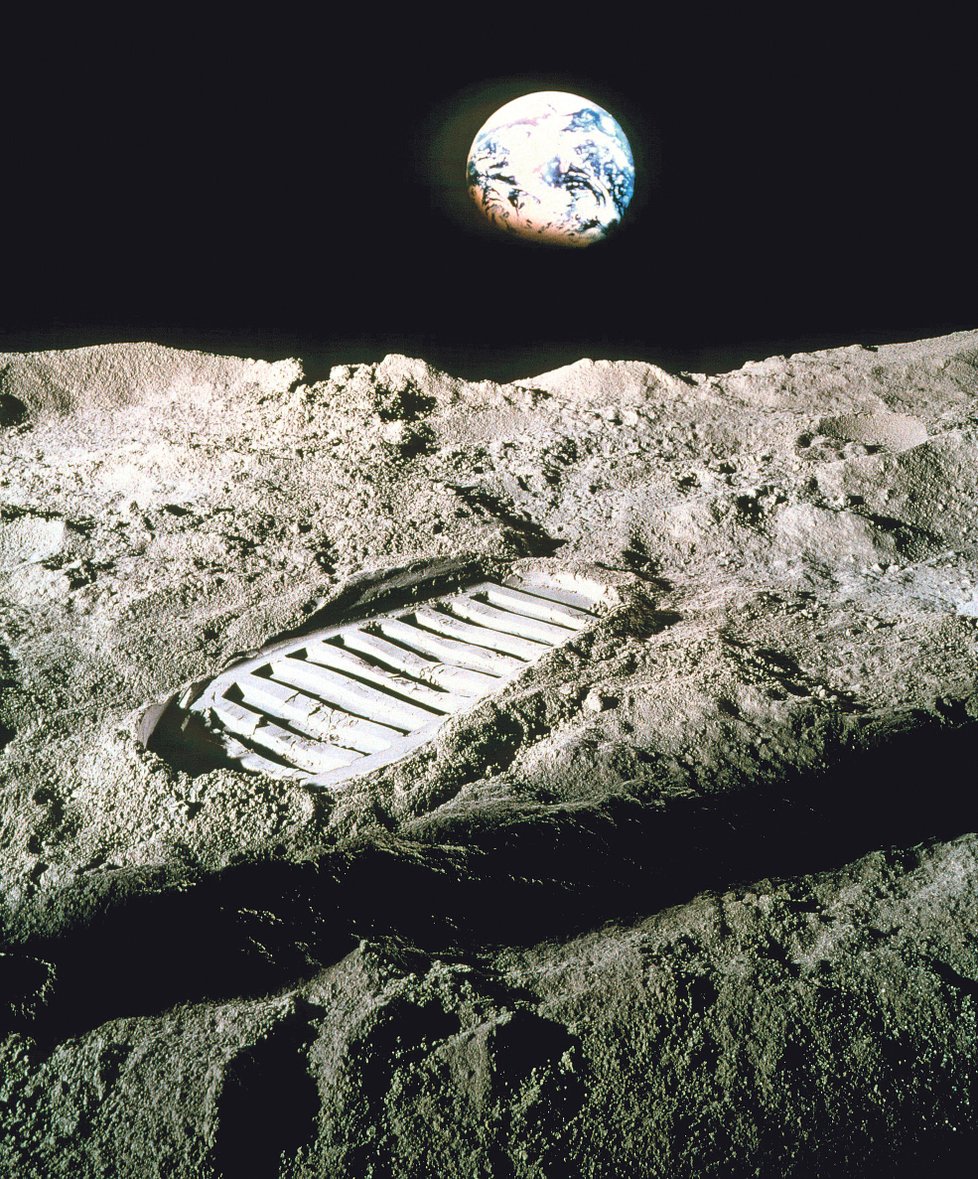 Legendární Armstrongova stopa na Měsíci.