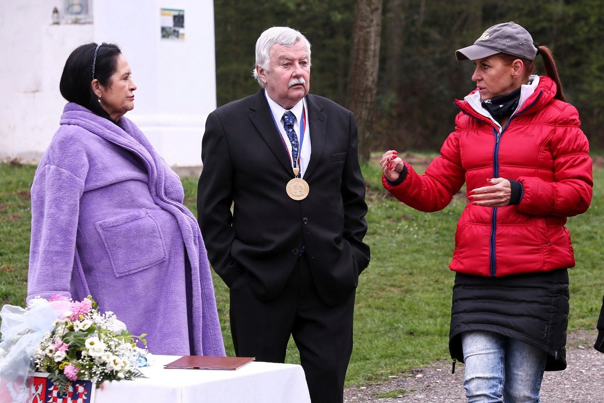 Hana Gregorová se do županu zachumlala.