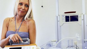 Anna Strnadová, ředitelka sdružení Život dětem, ukazuje přenosný dýchací přístroj, na který se sehnaly peníze díky projektu Blesk Srdce pro děti