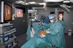 Martin Bolek při laparoskopické operaci tříselné kýly. Rameno ovládá kameru.