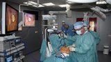 Nový parťák chirurgů ve vítkovické nemocnici je robot: Drží kameru a netřese se mu ruka