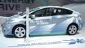 Prius jede.Toyota dosuddodala naevropský trh300 tisíc vozůna hybridnípohon. Nasnímku jeúspěšnýPrius, kterýkombinujebenzinovýpohons elektrickým