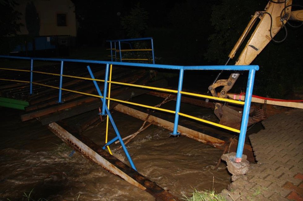 Přívalové deště na Valašsku zaměstnaly hasiče ze Zlínského kraje.