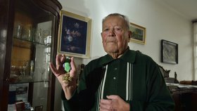 Válečný veterán Miroslav Malý s medailí Za zásluhy v bytě, který už si nemůže dovolit