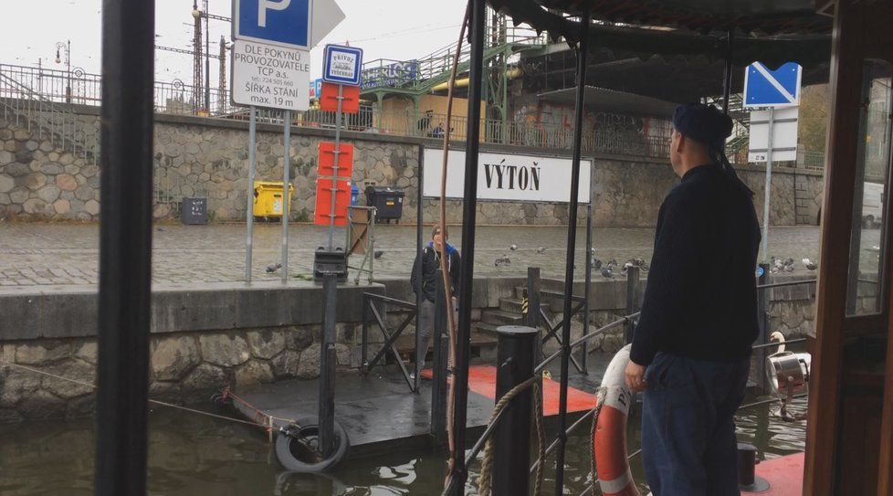 Mezi Smíchovem a Výtoní začal fungovat mimosezonní přívoz, dopravní obsluhu zajistí Šemík.