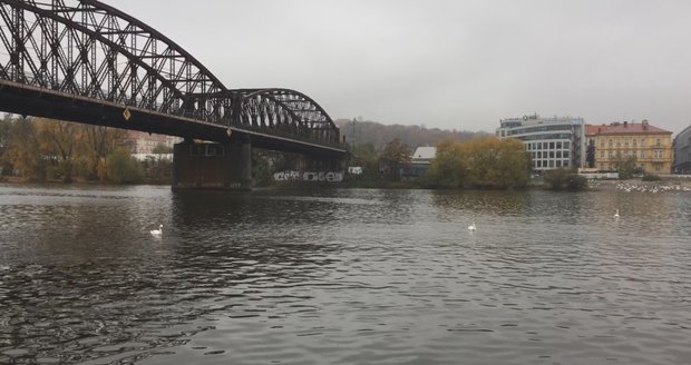 Mezi Smíchovem a Výtoní začal fungovat mimosezonní přívoz, dopravní obsluhu zajistí Šemík.