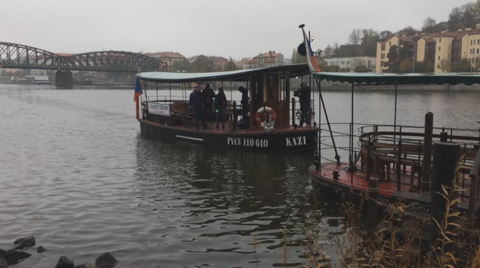 Mezi Smíchovem a Výtoní začal fungovat mimosezonní přívoz, dopravní obsluhu zajistí Šemík.