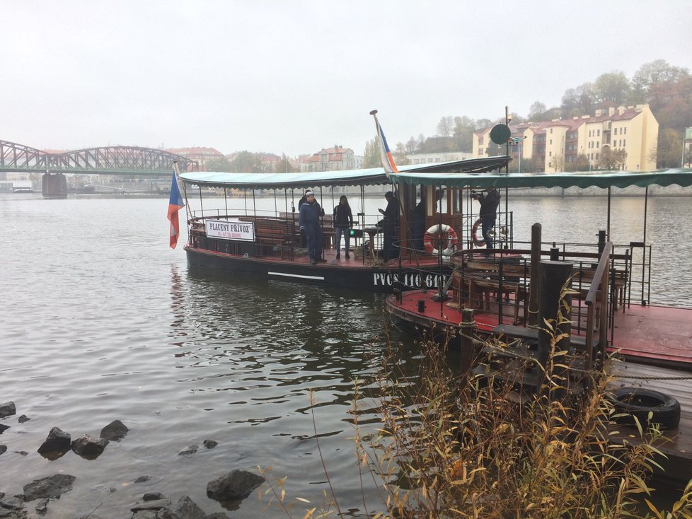 Mezi Smíchovem a Výtoní začal fungovat mimosezonní přívoz, dopravní obsluhu zajistí Šemík.