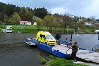 Sanitkou k pacientovi po vodě: Záchranáři v poprvé použili přívoz přes řeku Berounku