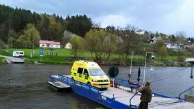 Sanitku za pacientem převezl přívoz v Darové na Rokycansku.