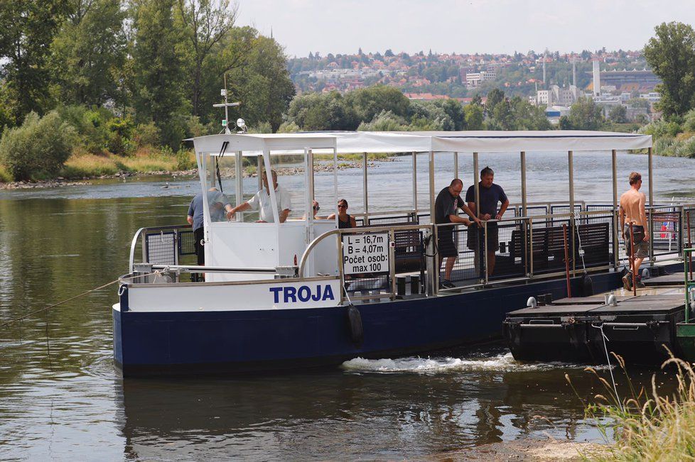 Zbrusu nový přívoz vyjel na Vltavu 3. srpna.