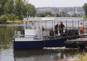 Zbrusu nový přívoz vyjel na Vltavu 3. srpna.