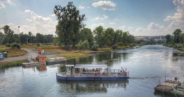 Přívozem po vltavských vlnách: Na řeku se o víkendu vrátí sezónní lodě