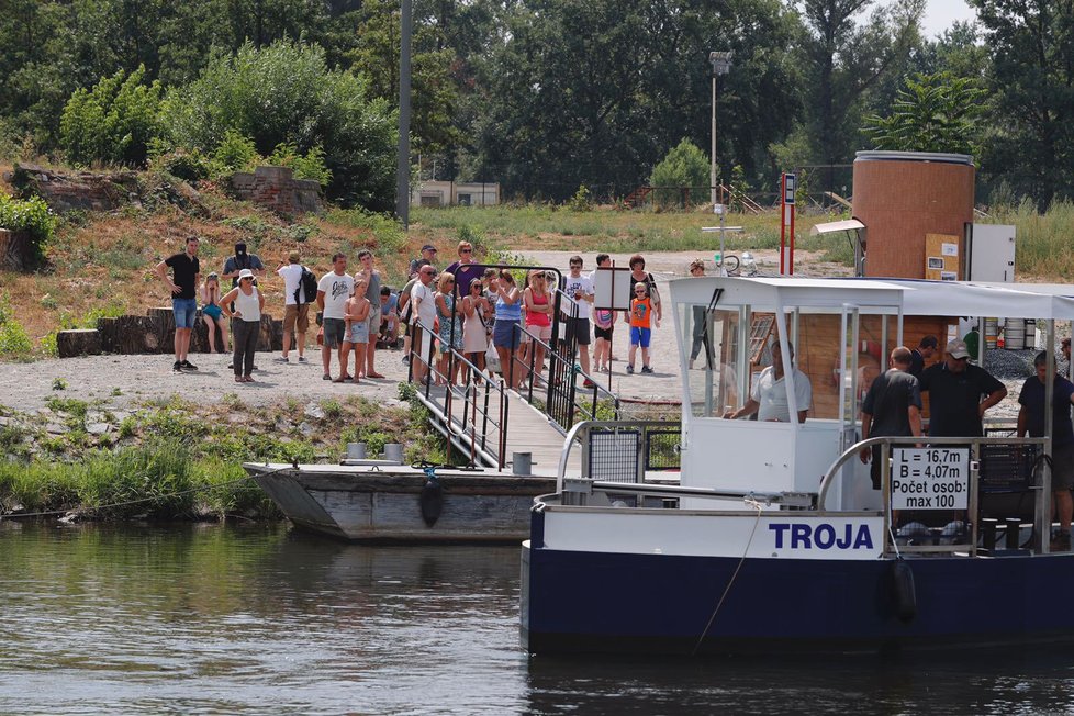 Zbrusu nový přívoz vyjel na Vltavu 3. srpna.