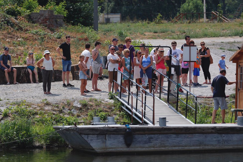 Zbrusu nový přívoz vyjel na Vltavu 3. srpna.