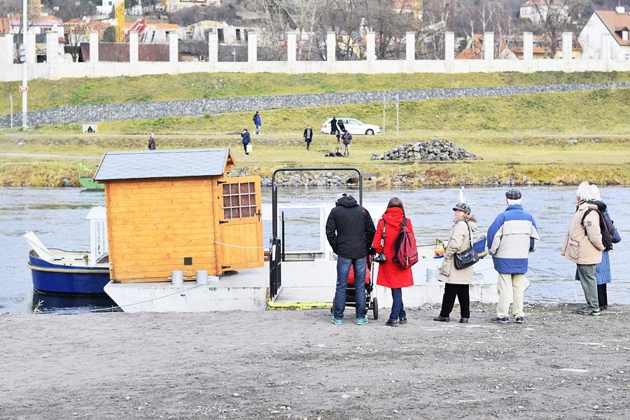 Přes řeku se dostanete díky přívozu. Ten jezdí v pravidelných intervalech.