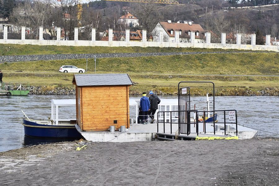 Přívoz mezi Trojou a Císařským ostrovem funguje na místě, kde se běžně plavidla nevyskytují.