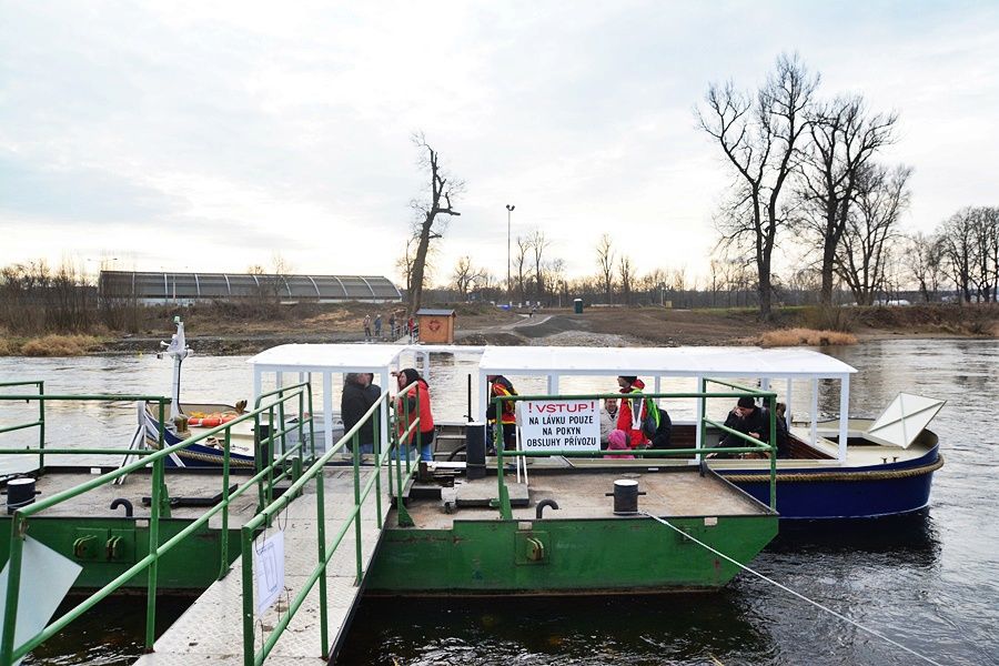 Přes řeku se dostanete díky přívozu. Ten jezdí v pravidelných intervalech.