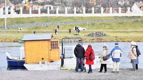 Přívoz mezi Trojou a Císařským ostrovem funguje na místě, kde se běžně plavidla nevyskytují.