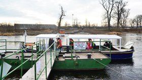 Provoz přívozu v Troji je zastavený: Hladina Vltavy je příliš nízká