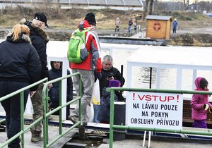 Přes řeku se dostanete díky přívozu. Ten jezdí v pravidelných intervalech.