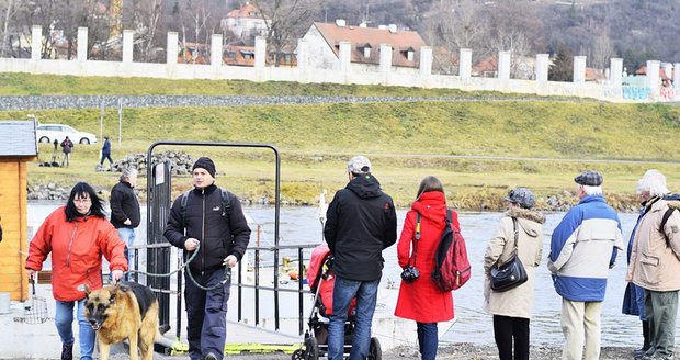 Přes řeku se dostanete díky přívozu. Ten jezdí v pravidelných intervalech.