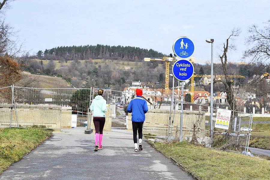 Přes řeku se dostanete díky přívozu. Ten jezdí v pravidelných intervalech.