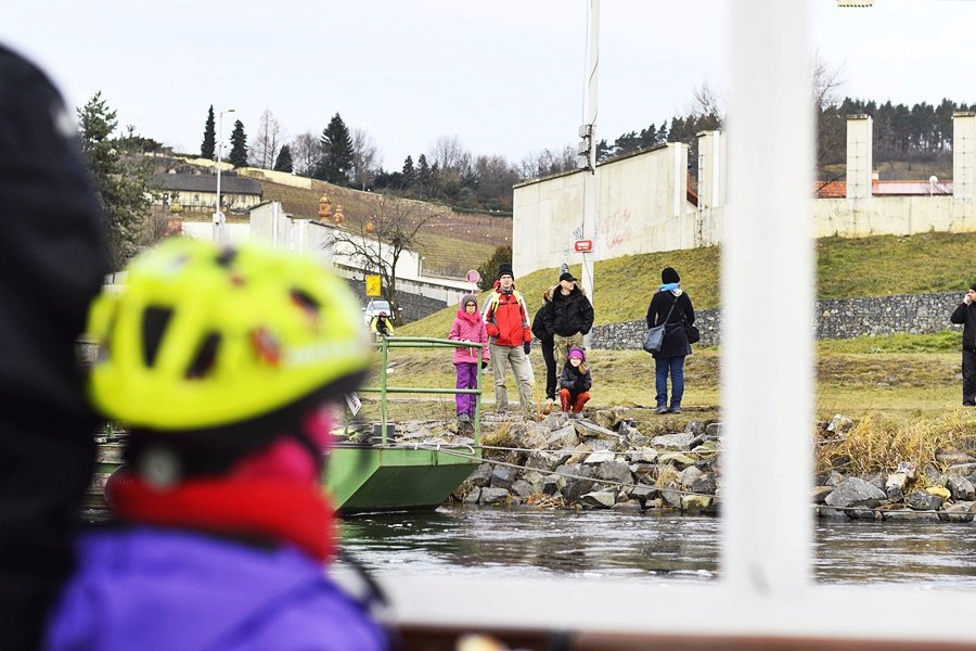 Přes řeku se dostanete díky přívozu. Ten jezdí v pravidelných intervalech.