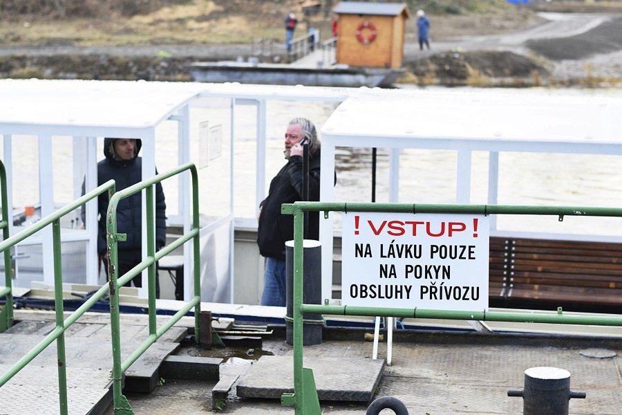 Přívoz mezi Trojou a Císařským ostrovem funguje na místě, kde se běžně plavidla nevyskytují.