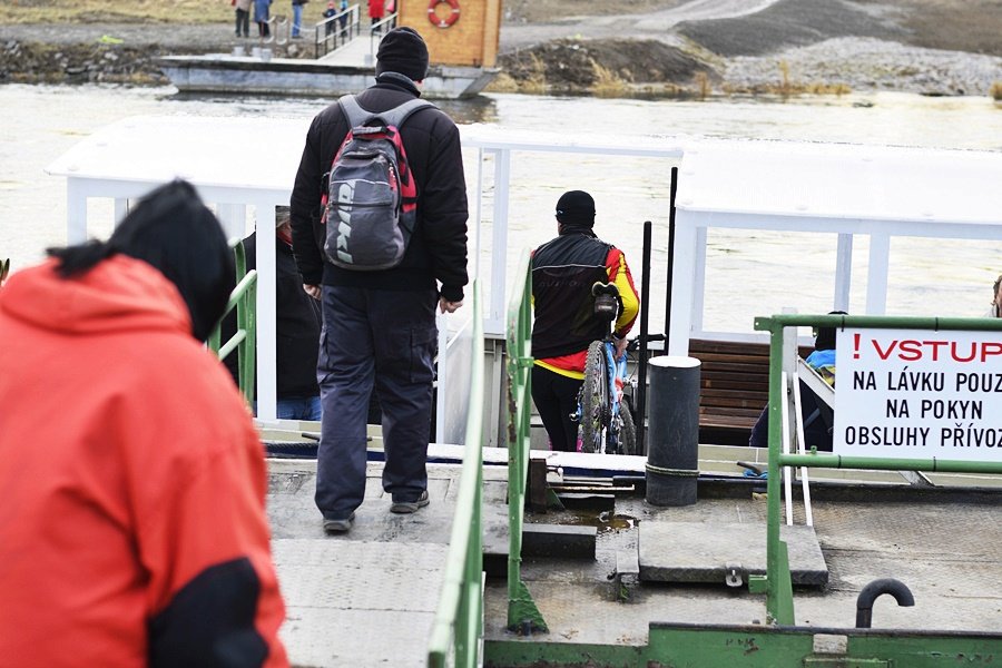 Přes řeknu se dostanete díky přívozu. Ten jezdí v pravidelných intervalech