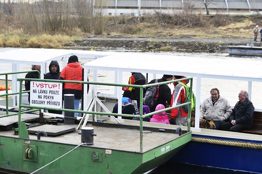 Přes řeknu se dostanete díky přívozu. Ten jezdí v pravidelných intervalech