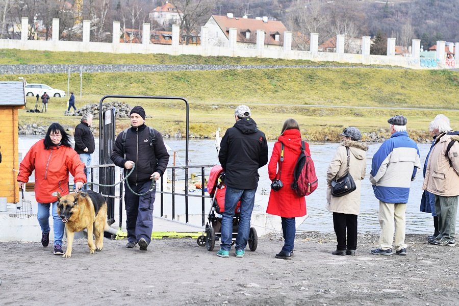 Přívoz mezi Trojou a Císařským ostrovem funguje na místě, kde se běžně plavidla nevyskytují.