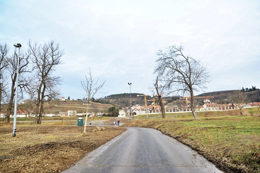 Přes řeknu se dostanete díky přívozu. Ten jezdí v pravidelných intervalech