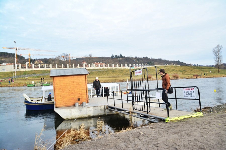 Přívoz mezi Trojou a Císařským ostrovem funguje na místě, kde se běžně plavidla nevyskytují.