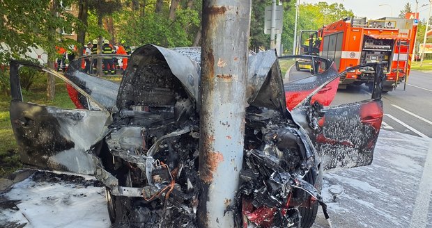 Těžká nehoda se stala v pátek večer v Brně u stanici Přívrat. Auto tam po nabourání do sloupu začala hořet, osádka zůstala uvnitř.