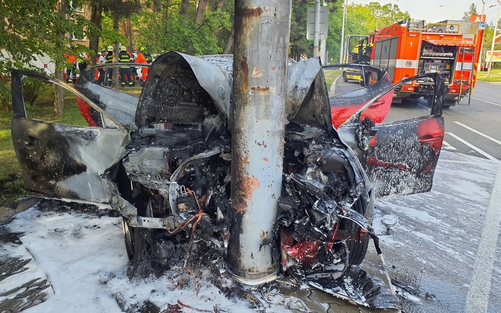 Těžká nehoda se stala v pátek večer v Brně u stanici Přívrat. Auto tam poté, co nabouralo do sloupu, začalo hořet, osádka zůstala uvnitř.