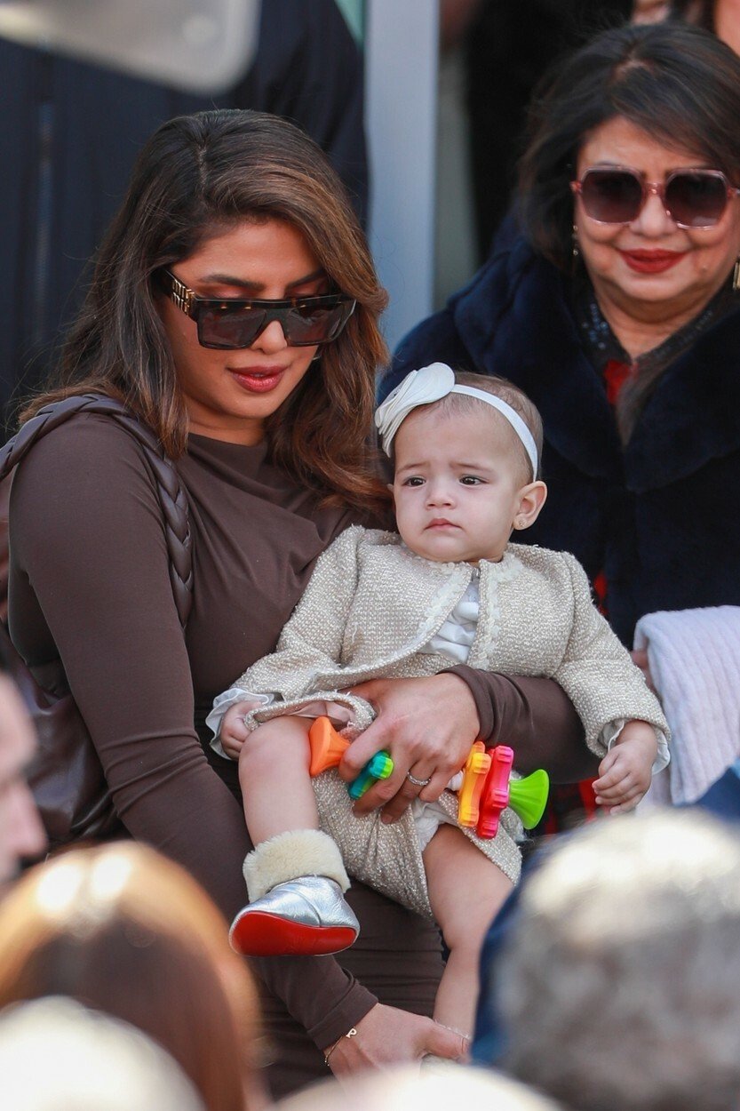 Indická herečka Priyanka Chopra poprvé ukázala svou rozkošnou dcerku.