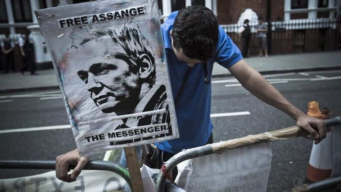 Příznivce Juliana Assange před ambasádou Ekvádoru v Londýně