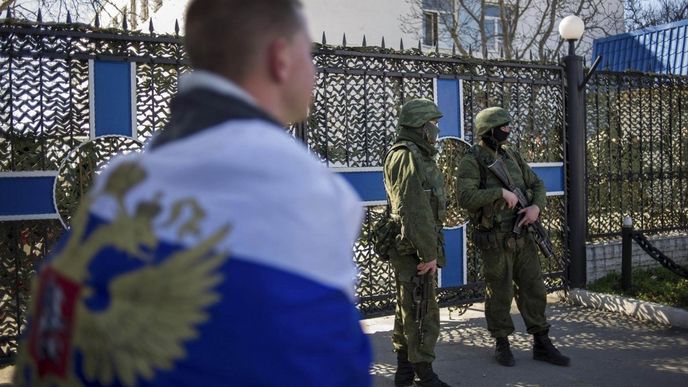 Příznivec Ruska před velitelstvím ukrajinského námořnictva v Sevastopolu