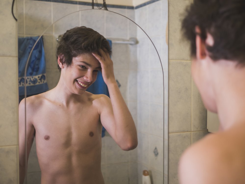 Tělo chlapce se v pubertě postupně mění v tělo muže