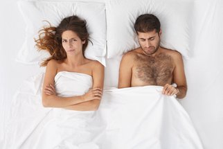 6 věcí, které v posteli naštvou každou ženu. O erekci rozhodně nejde
