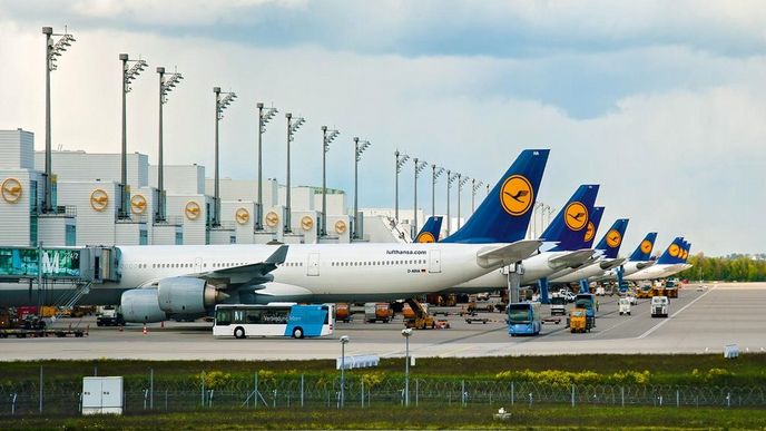 Problémy. Strach z terorismu prostupuje skrz akcie společnosti Lufthansa. Ty v posledních měsících výrazně klesají a nedávno dosáhly nových minim.