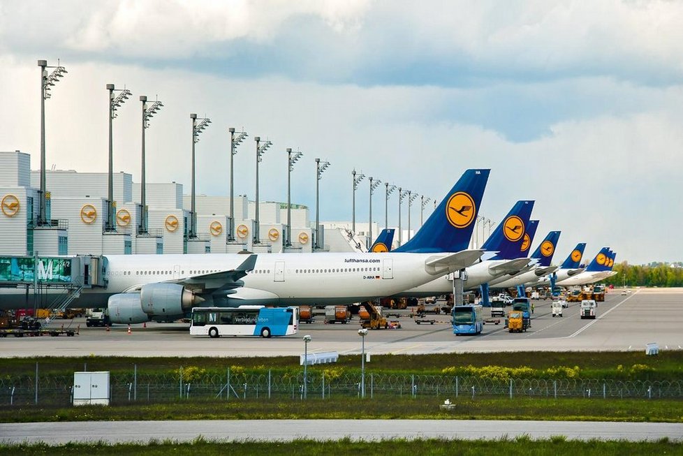 Problémy. Strach z terorismu prostupuje skrz akcie společnosti Lufthansa. Ty v posledních měsícíchvýrazně klesají a nedávno dosáhly nových minim.