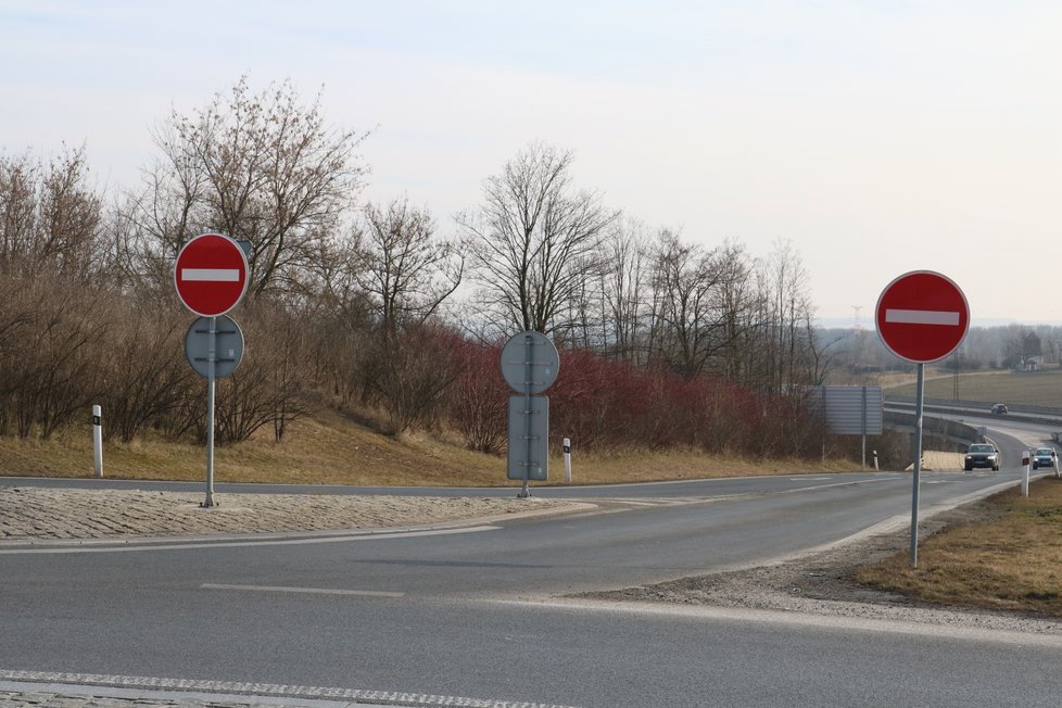 Protisměrný nájezd na dálnici je na většině míst v ČR označen dvojicí cedulí. Kdo je přehlédne, což je na kruhovém objezdu možné, o chybě už se nedozví